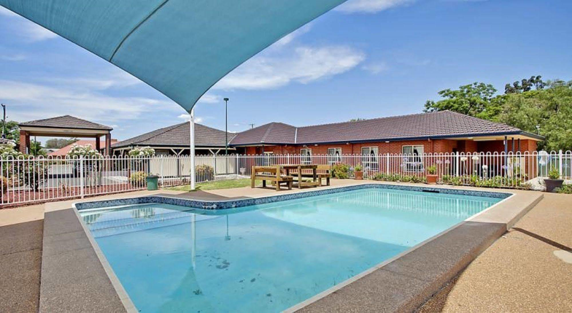 Bushman'S Motor Inn พาร์กส์ ภายนอก รูปภาพ
